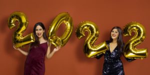 women with 2022 new year’s balloons  